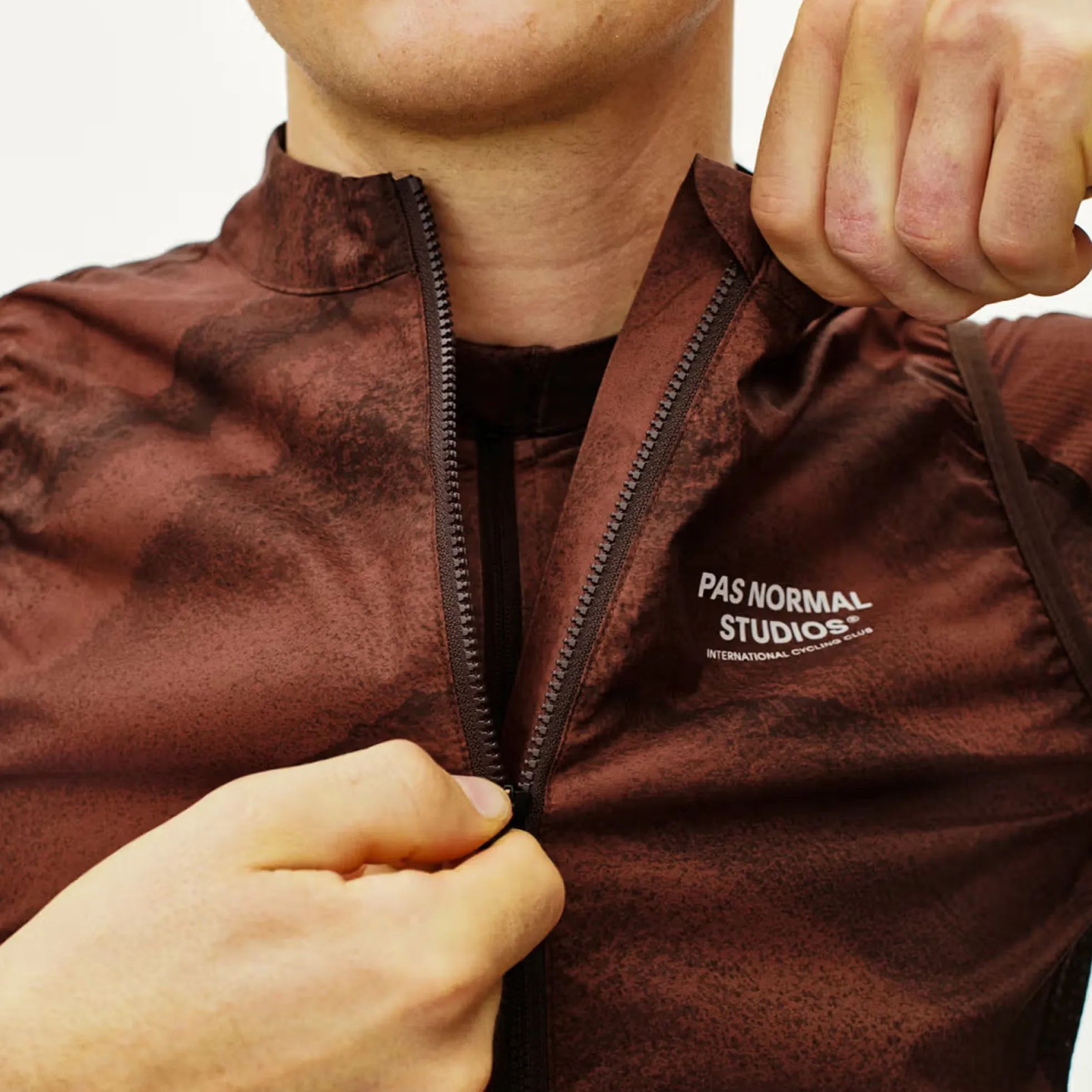 Gilet Pas Normal Studios Mechanism Stow Away - Marrone chiaro